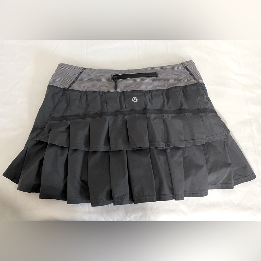 Lululemon Run Pace Setter Skirt in Grey. Size 6.